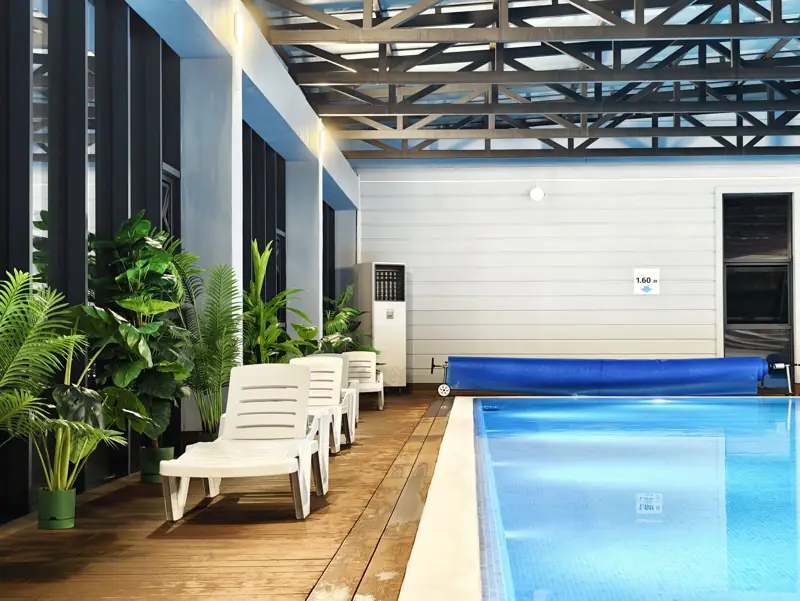 Шезлонги у воды