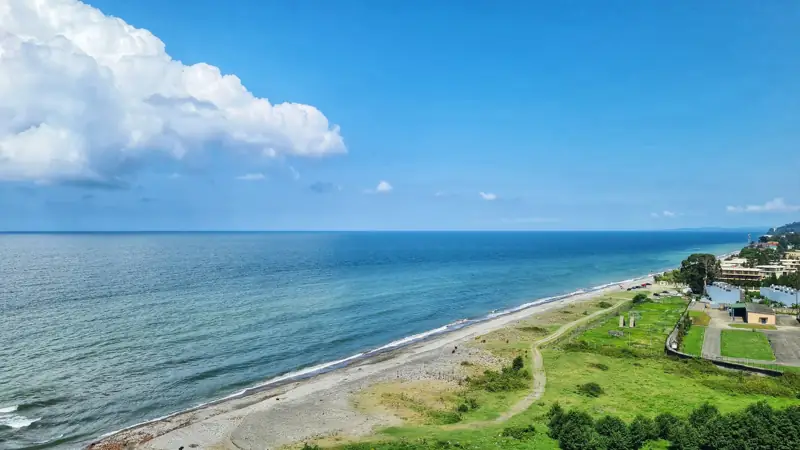 Море и пляж с верхних этажей